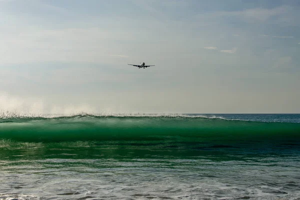 Samolot Latający Niebo Nad Morzem — Zdjęcie stockowe