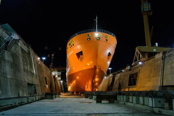 Ship Dry Dock — Stock Photo, Image