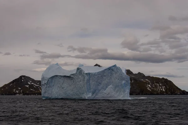 Schöne Aussicht Auf Die Landschaft Mit Eisberg — Stockfoto