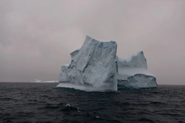 Hermosa Vista Del Paisaje Con Iceberg — Foto de Stock