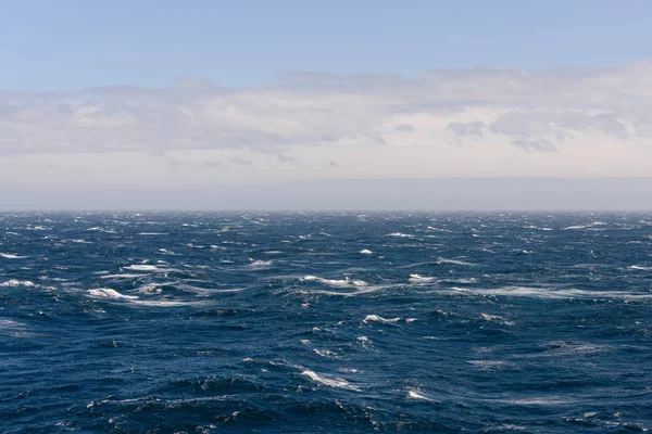 白天美丽的狂风暴雨的大海 — 图库照片