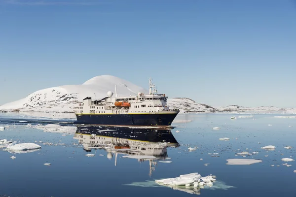 Személyszállító Hajó Amely Antarktiszon — Stock Fotó