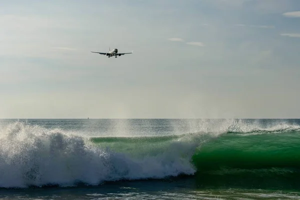 Samolot Latający Niebo Nad Morzem — Zdjęcie stockowe