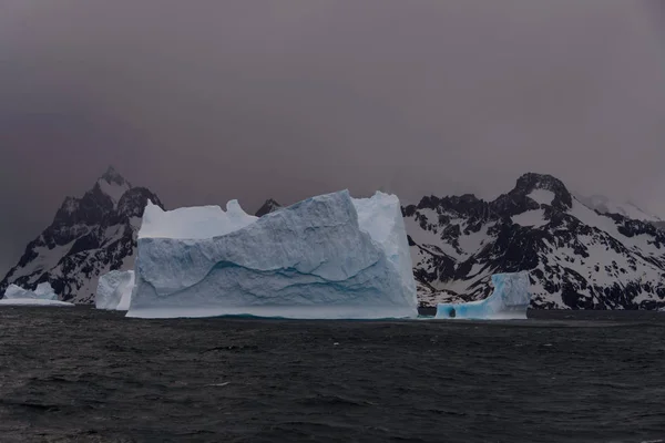 Hermosa Vista Del Paisaje Con Iceberg —  Fotos de Stock