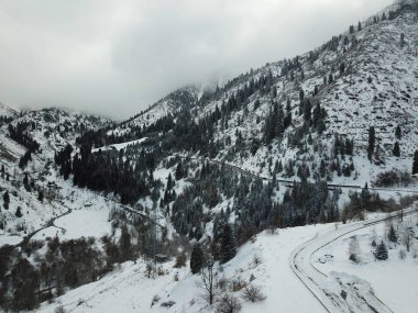 Gündüz, karlı dağ manzarası