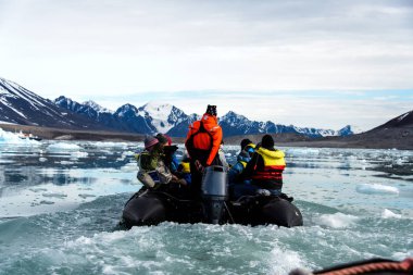 Turistlere tekne, Svalbard kutup Turizm