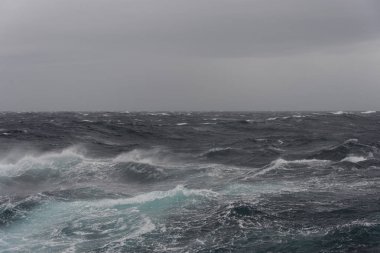 Gündüz güzel fırtınalı denizde