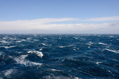 Gündüz güzel fırtınalı denizde