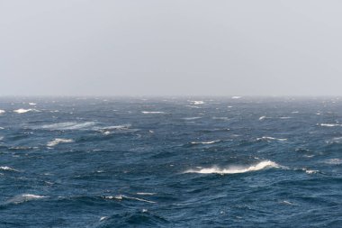 Gündüz güzel fırtınalı denizde