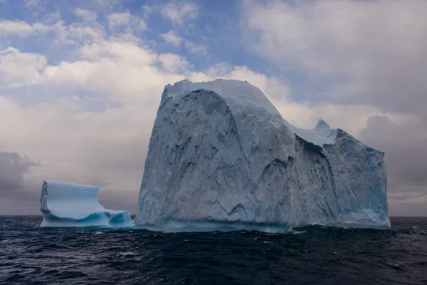 氷山と美しい風景を見る — ストック写真