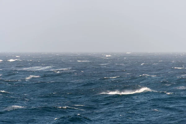 Gündüz güzel fırtınalı denizde