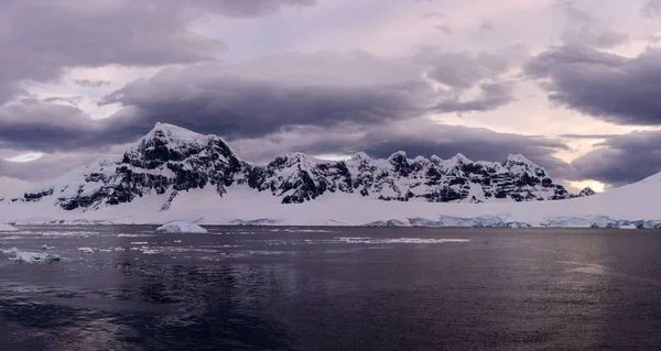 Paisaje Antártico Con Glaciares Montañas —  Fotos de Stock