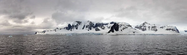 Vista Panoramica Sul Paesaggio Antartico Dal Mare — Foto Stock