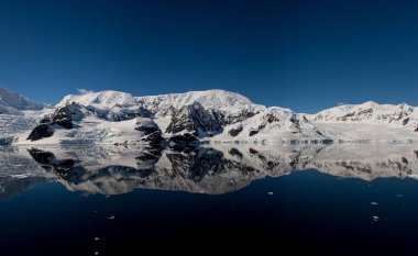 Yansıması ile Antarktika deniz manzarası