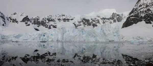 Антарктичний Краєвид Відображенням — стокове фото
