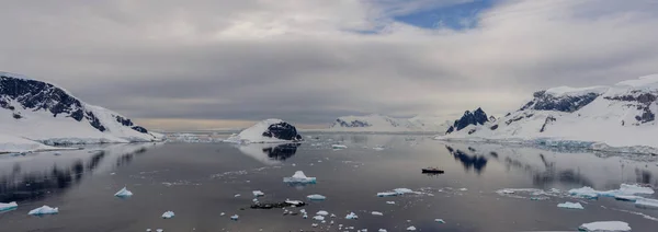 Antarktisz Tengeri Kilátás Jéghegyek Elmélkedés — Stock Fotó