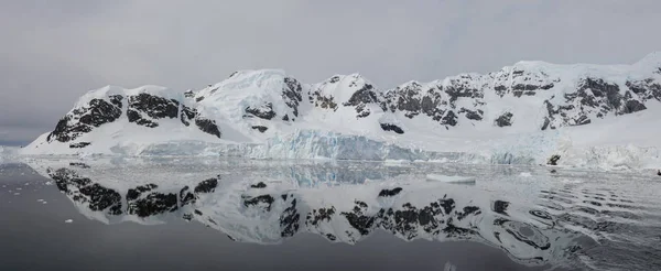 Antarctic Landscape Reflection — Stock Photo, Image