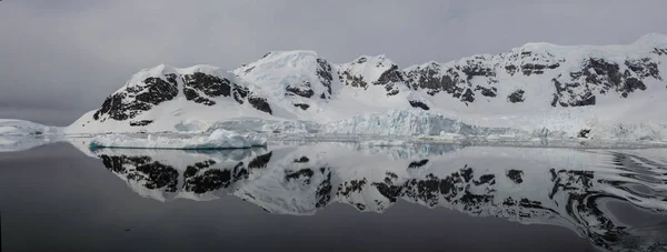 Paesaggio Antartico Con Riflessione — Foto Stock