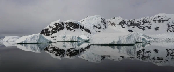 Antarktische Landschaft Mit Eisberg — Stockfoto