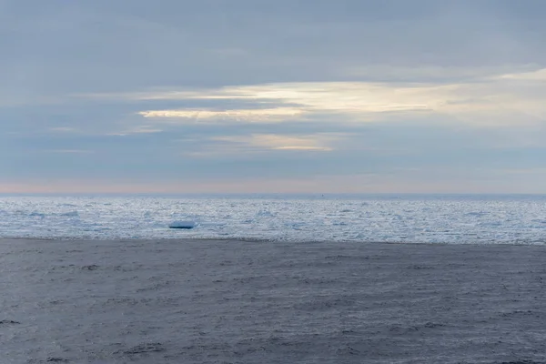 Arktische Landschaft Meeresoberfläche Mit Eisscholle — Stockfoto