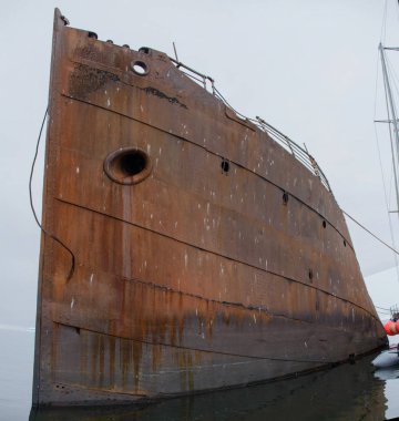 Eski paslı gemi görünümü