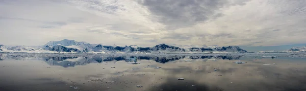 反射と南極海の風景 — ストック写真