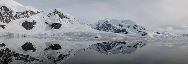 Paisagem Antártica Com Reflexão — Fotografia de Stock