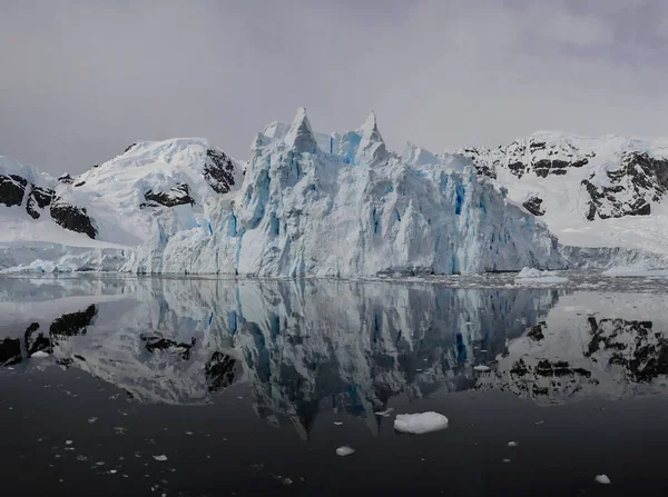 Antarktiska Landskapet Med Speglar — Stockfoto