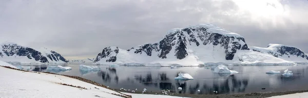 Yansıması Ile Antarktika Deniz Manzarası — Stok fotoğraf