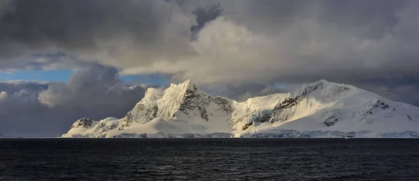 Paisaje Antártico Con Vistas Las Montañas Desde Mar Panorámico Imagen De Stock