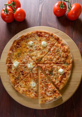 Pizza dilimlenmiş ahşap tahta üzerinde
