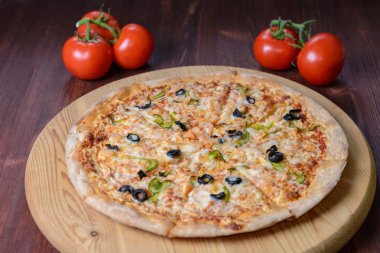 ahşap tahta üzerinde pizza