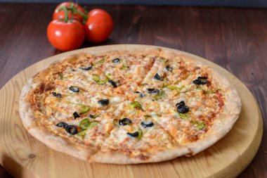 ahşap tahta üzerinde pizza