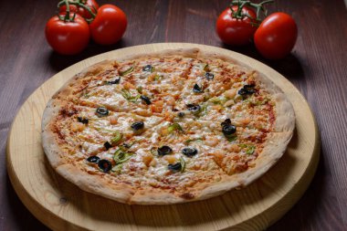 ahşap tahta üzerinde pizza