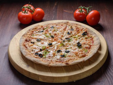 ahşap tahta üzerinde pizza