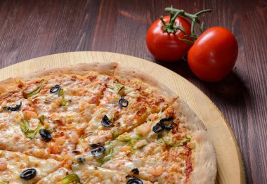 ahşap tahta üzerinde pizza