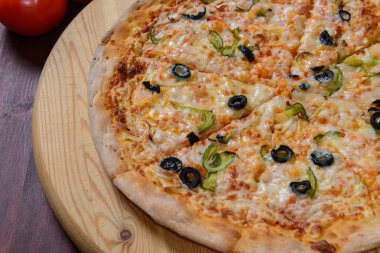 ahşap tahta üzerinde pizza