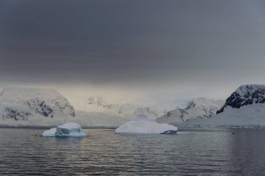 Deniz ve dağlar, yatay, Antarktika