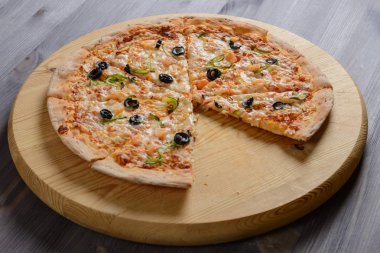 ahşap tahta üzerinde pizza