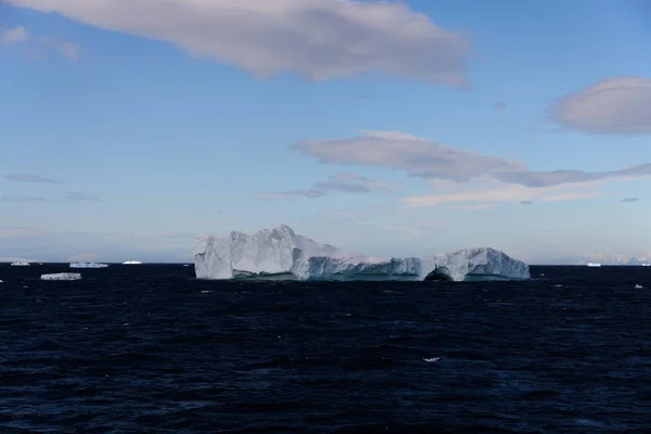 Paisaje Antártico Con Iceberg — Foto de Stock