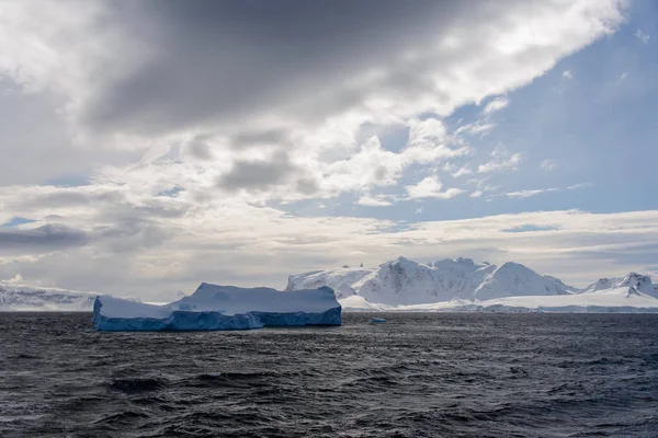 Paysage Antarctique Avec Iceberg — Photo