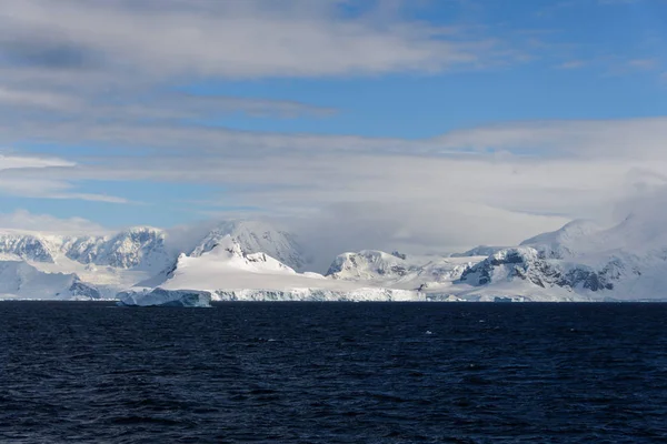 Paesaggio Antartico Con Mare Montagna — Foto Stock