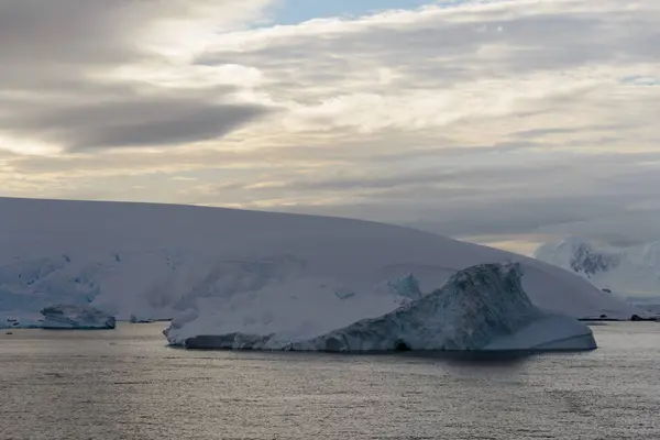 Ανταρκτική Τοπίο Θέα Στη Θάλασσα Και Βουνά — Φωτογραφία Αρχείου