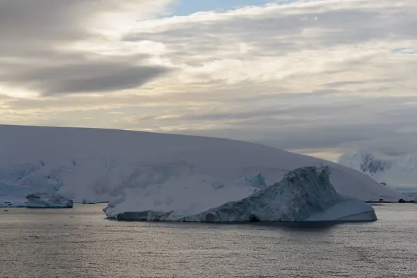 Paisagem Antártica Com Mar Montanhas — Fotografia de Stock