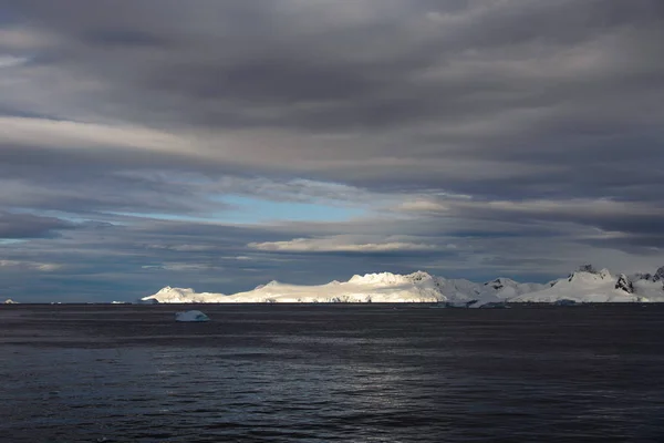 Antarktische Landschaft Mit Meer Und Bergen — Stockfoto