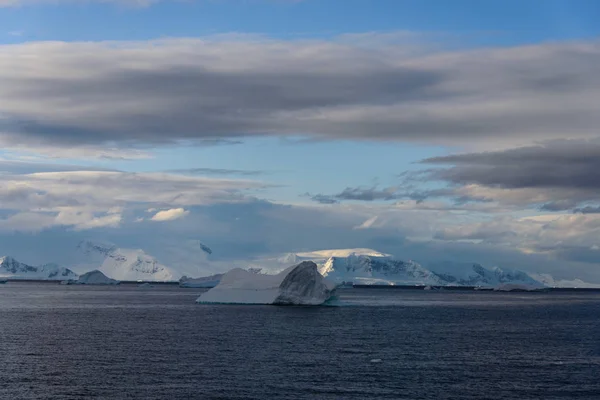 Paisagem Antártica Com Mar Montanhas — Fotografia de Stock