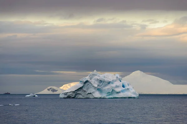 Paisaje Antártico Con Iceberg — Foto de Stock