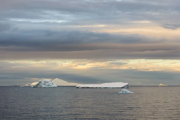 Антарктический Ландшафт Морем Горами — стоковое фото