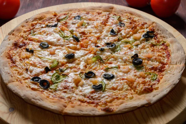 Pizza Auf Holzbrett — Stockfoto