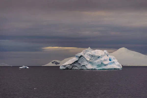 Paysage Antarctique Avec Iceberg — Photo